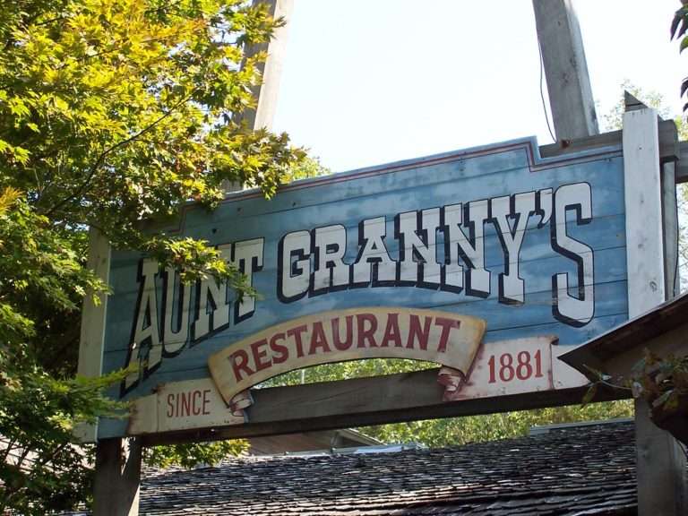 Feast Like a Southern Belle at Dollywood’s Aunt Granny’s Buffet The